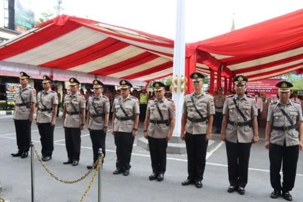 Polrestabes Makassar menggelar upacara Serah Terima Jabatan (Sertijab) di halaman Apel Mapolrestabes Makassar pada Selasa (26/3).