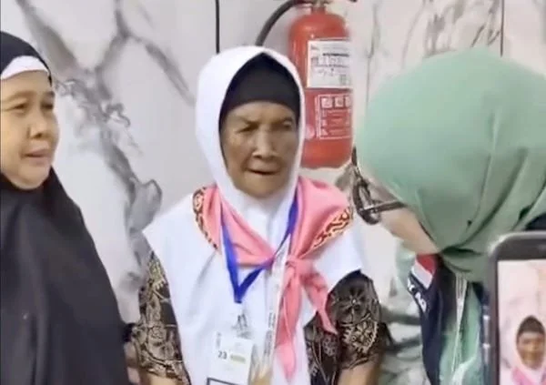 Anggota Komisi VIII DPR RI Selly Andriany Gantina saat menemui jemaah haji kategori risti di Arab Saudi (dok. Ist)