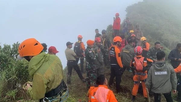 Situasi evakuasi korban jatuhnya pesawat ATR 42-500 (Dok: Ist)