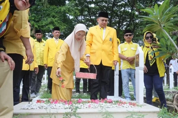 Ketua Dewan Pimpinan Daerah (DPD) II Partai Golkar Kota Makassar, Munafri Arifuddin saat Tabur Bunga dalam Memperingati HUT Partai Golkar ke-61, (Dok: Ist).