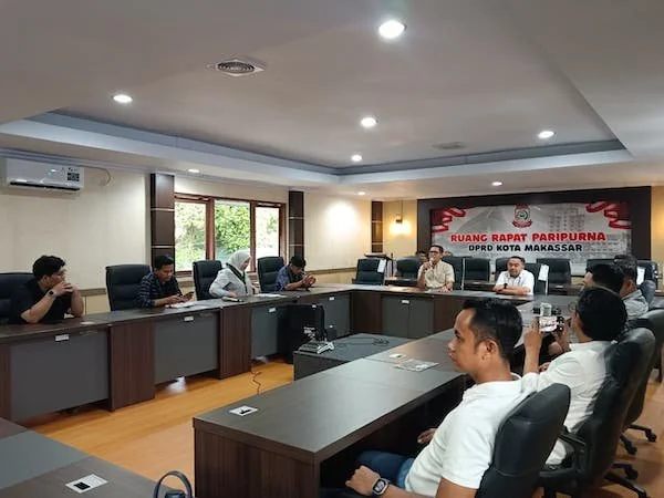 Suasana HMI Cabang Makassar saat Menyampaikan Aspirasi ke Dewan Perwakilan Rakyat Daerah (DPRD) Makassar, (Dok: Sinta KabarMakassar).