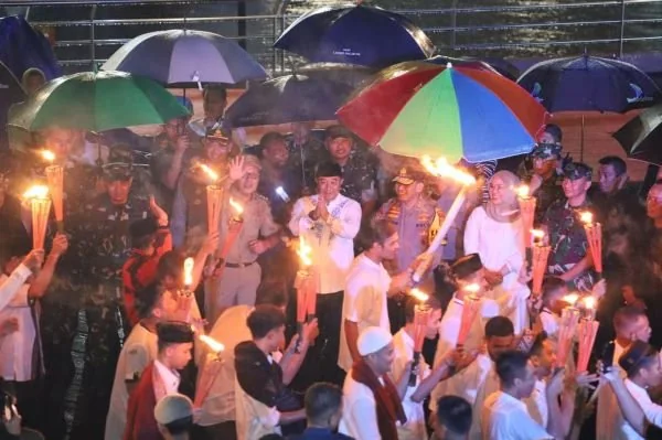 Wali Kota Makassar, Moh Ramdhan Pomanto, Pj Gubernur Sulawesi Selatan Bahtiar Baharuddin, dan Kapolda Sulsel Irjen Pol Andi Rian R Djajadi turut hadir untuk melepas peserta Pawai Obor dan Takbir Keliling 1 Syawal 1445 Hijriah di CPI Lego-Lego pada Selasa