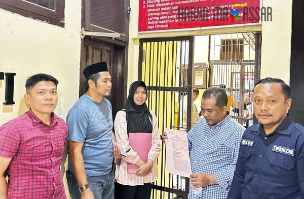Eks Kepala Desa Bontomarannu, Kecamatan Galesong Selatan, Kabupaten Takalar, Dunial Maulana Daeng Muang (45), akhirnya resmi ditahan oleh Reskrim Tipidkor Polres Takalar (Dok : Ist).