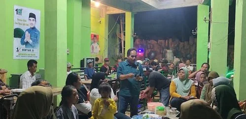 Suasana kediaman Bahtiar bersama tim Pemenangannya di Desa Maccini Baji. (Ist).