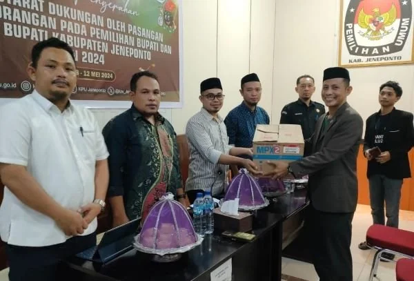 Sapri saat menyerahkan dokumen pengajuan Cabup-Cawabup jalur Independen ke Ketua KPU Jeneponto Asming, didampingi tiga Anggota KPU bersama Ketua dan Anggota Bawaslu Jeneponto.