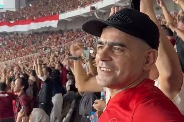 Tangkapan Layar Cristian Gonzales saat menonton di Tribun Penonton (doc : int)