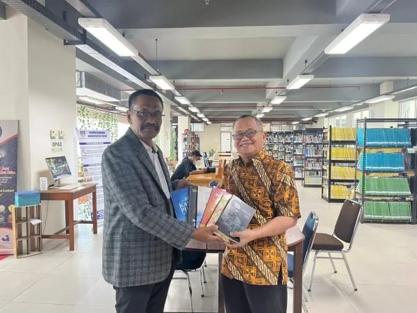 UNIFA Terima Sumbangan Buku Prof. Sukardi Weda. Dok. Ist