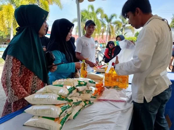 Gerakan Pangan Murah yang di gelar Distapang Sulbar di Taman Karema Mamuju (Dok : Ist).