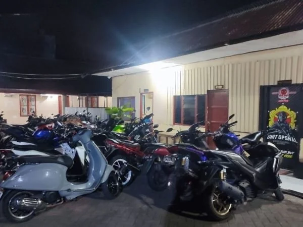 Belasan motor yang diamankan dalam Razia Operasi Cipkon Polsek Tamalanrea (Dok: Ist)