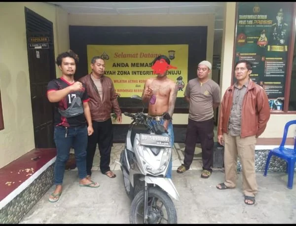 Pelaku pencurian uang berinisial I saat diamankan di Polsek Tamalatea (Dok : ist).