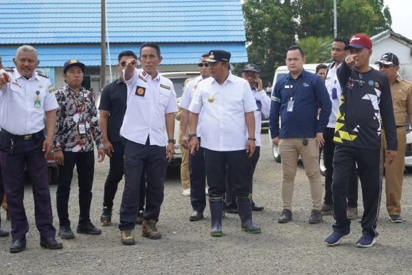Pj Gubernur Sulbar, Bahtiar saat temui pihak ASDP, di Pelabuhan Simboro Mamuju (Dok : Ist).