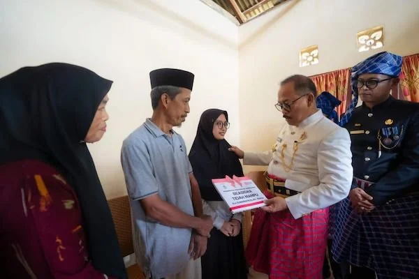 Gubernur Sulbar Suhardi Duka saat menyerahkan secara simbolis beasiswa Kurang mampu(dok:ist)