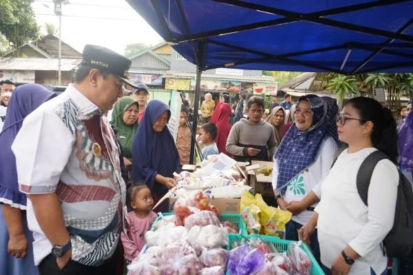 Pj Gubernur Sulbar Bahtiar Baharuddin saat melakukan pemantauan pangan murah beberapa waktu lalu (dok : Ist).