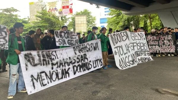 Aksi unjuk rasa mahasiswa di bawah Fly over Makassar (Dok: Atri KabarMakassar)