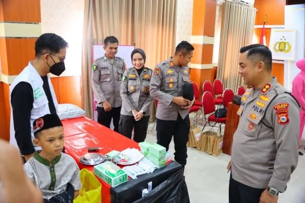 Kegiatan bakti kesehatan sunnatan massal gratis oleh Polres Maros (Dok: Ist).