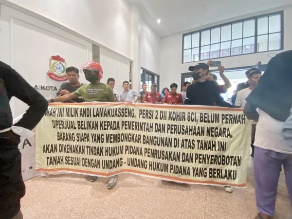 Warga di Jalan Kalimantan dan Jalan Ujung Tanah berbondong mendatangi Kantor DPRD Kota Makassar dan Kantor Walikota Makassar, (Dok : ist).