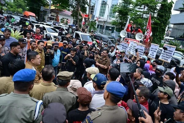Suasana Demo di Kantor Balaikota Makassar (Dok: KabarMakassar).