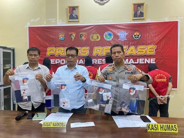SatResnarkoba Polres Majene saat menggelar konferensi pers (dok:Ist)