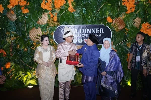 Wali Kota Makassar, Munafri Arifuddin, didampingi Ketua TP PKK Melinda Aksa, saat menghadiri Gala Dinner, (Dok: Ist).