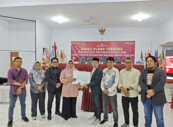 Penyerahan Salinan BA oleh Muhammad Saleh (Ketua KPU Bantaeng) kepada Ningsih Purwanti (Ketua Bawaslu Bantaeng) didampingi oleh seluruh Anggota (Dok : Ist).