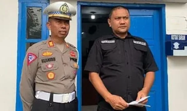 Kasatlantas bersama Kasi Humas Polresta Mamuju.