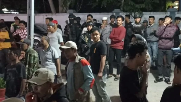 Puluhan Massa Paslon Sarif-Qalby saat mendatangi Bawaslu Jeneponto (Dok : Ist).