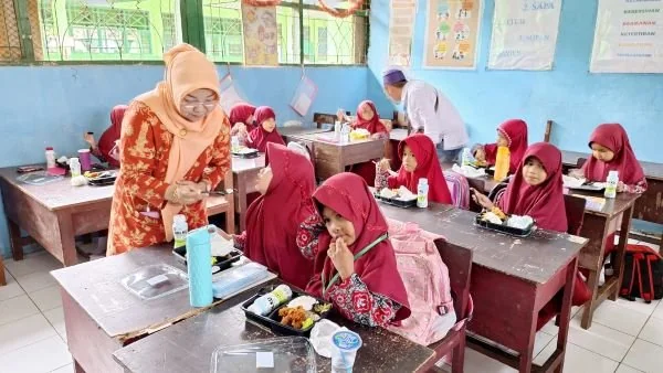 Pembagian makanan bergizi gratis oleh DWP Kanwil Kemenag Sulsel (Dok : Ist).
