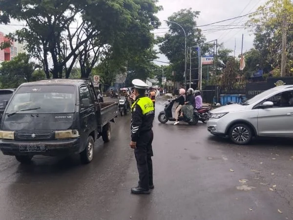 Satlantas Polres Jeneponto Urai Kepadatan di Simpang Belokallong. (Dok: Ist)