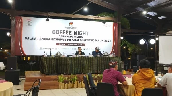 Komisioner KPU Mamuju, saat Coffe Night bersama jurnalis di Mamuju (Dok : Ist).