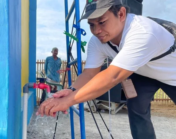 Bantuan sarana air bersih dari program PLN Peduli yang berlangsung di Desa Salenrang (Dok : Andini KabarMakassar).