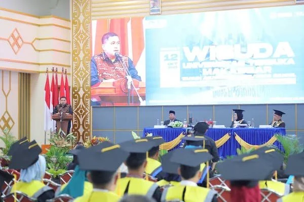 Wali Kota Makassar Munafri Arifuddin saat Memberikan Apresiasi di Wisuda UT, (Dok: Ist).