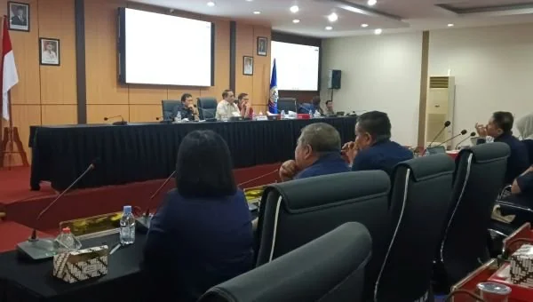 Wakil Ketua DPRD Sulsel, Supriadi Arif (Kemeja Krem), saat RDP (Dok: Sinta KabarMakassar)