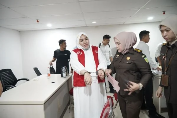 Mira Hayati, Owner Skincare yang mengandung bahan merkuri saat ditahan (Dok : Ist).