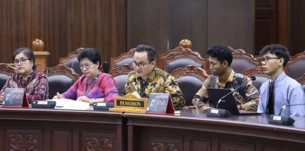 Para pemohon bersama kuasa hukumnya menyampaikan perbaikan permohonan dalam sidang perbaikan pengujian Undang-Undang tentang Peraturan Dasar Pokok-Pokok Agraria, (Dok: Ist).