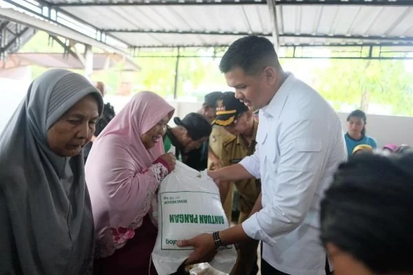 Bupati Bantaeng, M. Fathul Fauzy Nurdin menyalurkan Bantuan Pangan 2026 periode Februari dan Maret. (Dok: Ist)