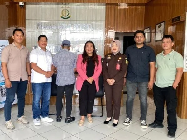 Tersangka Oli oplosan saat diserahkan pihak kepolisian kepada Kejaksaan Negeri Polman(dok:ist)