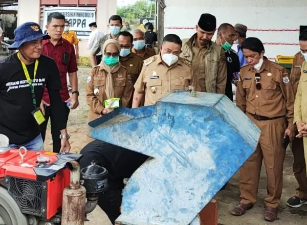 Wagub Sulbar Salim S Mengga saat mengunjungi Tempat Pengelolaan Sampah (Dok : Ist).