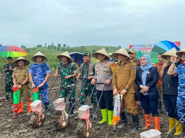 Kapolda Sulsel dan Pj Gubernur Sulsel bersama Forkopimda saat melaksanakan tanam jagung 1 hektar di Jeneponto (Dok : Ist).