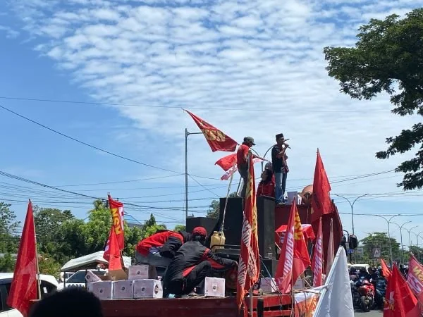 Aksi May Day di Fly Over Makassar (Dok: Atri KabarMakassar)