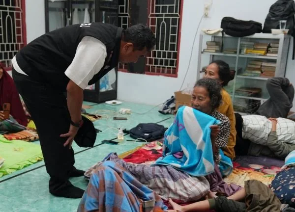 Pj Gubernur Sulsel, Bahtiar Baharuddin saat mengunjungi posko pengungsian.