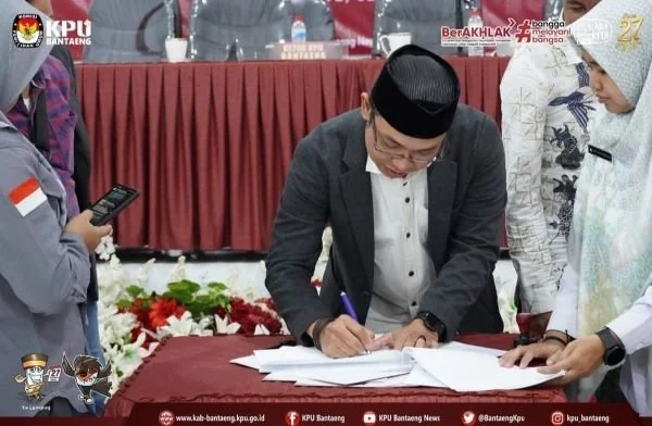 Ketua KPU Bantaeng, Muhammad Saleh saat menandatangani berita acara penetapan hasil rekapitulasi perhitungan perolehan suara Pemilihan Bupati dan Wakil Bupati Kabupaten Bantaeng untuk Tahun 2024 (Dok : Ist).