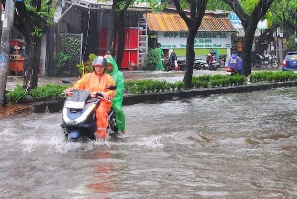 Salah satu jalan di Makassar yang terendam banjir (Dok: Nofi KabarMakassar)