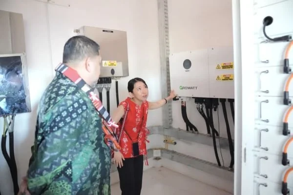 Wali Kota Makassar Munafri Arifuddin saat Meninjau Pabrik Es, (Dok: Ist).