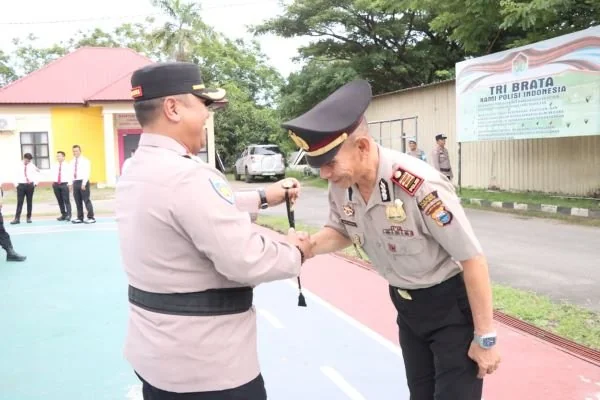 Kapolres Jeneponto, AKBP Haryo Basuki saat menyematkan tanda kenaikan pangkat setingkat ke AKP Muh. Kasim. (Dok: Ist)