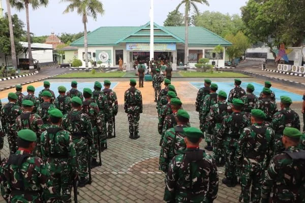 Dandim 1425 Jeneponto, Letkol Inf Abdul Muthalib Tallasa saat memimpin pasukannya dalam upacara hari Juang TNI ke 80 di Lapangan Makodim 1425/Jeneponto