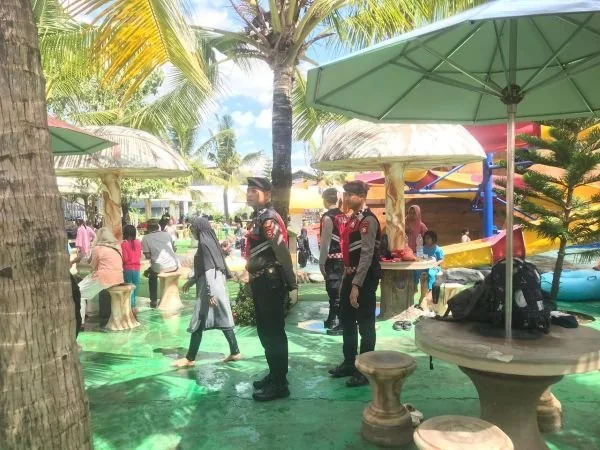 Pengamanan personil Polres Maros di salah satu lokasi wisata (Dok: Ist).