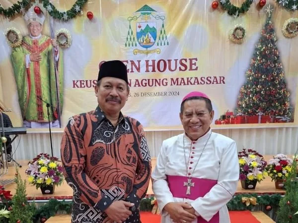 Kakanwil Kemenag Sulsel, Ali Yafid menghadiri Open House yang digelar oleh Keuskupan Agung Makassar di Gereja Katedral Makassar (Dok : Ist).