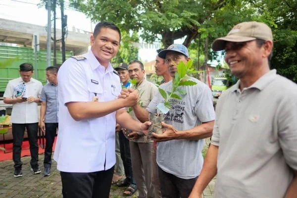 Bupati Bantaeng M Fathul Fauzy Nurdin saat menyalurkan bantuan bibit kopi Arabika ke petani. (Dok: Ist)