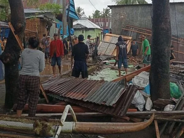 Kondisi rumah Lusiana dan Yalli pasca gelombang pasang yang menerjang kediamannya (Dok : Ist).