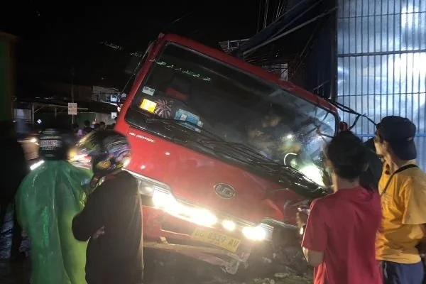 Kecelakaan di Kalukku libatkan Dump truk vs Pick up (Dok : Ist).